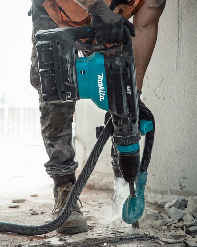 The 80V max (40V max X2) XGT® Brushless 28 lb. Demolition Hammer Kit (GMH02PM) is a cordless concrete solution for heavy-load applications